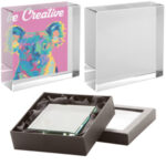 Blocco vetro fermacarte con incisione 3D, ideale come accessorio elegante per la scrivania o regalo prestigioso.