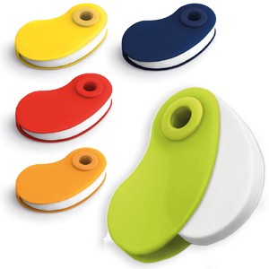 Gomma bianca con cover colorata, pratica ed elegante, ideale per scuola, ufficio o uso quotidiano.