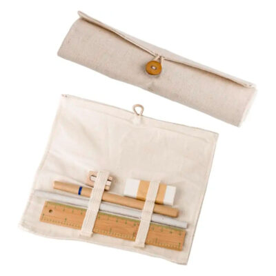Set scrittura in tessuto con penna, matita, righello e gomma in custodia di lino naturale. Perfetto per regali aziendali e promozioni sostenibili.